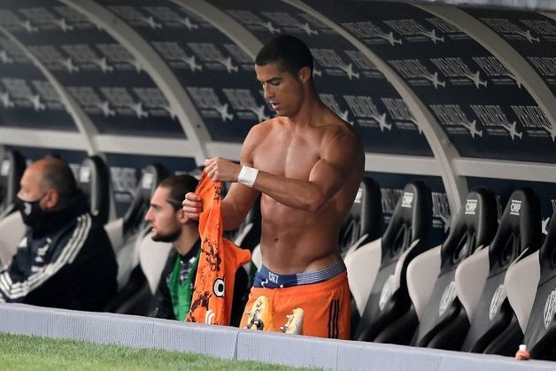 Attention les gos : âme sensible, s’abstenir, Cristiano en caleçon ! (Photos)