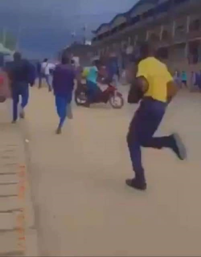 Côte d’Ivoire : ce vigile fuyant les manifestations à la Riviera, amuse la toile (photos)