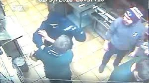 Pour obtenir plus de poulet dans son sandwich voici ce que cet homme a fait