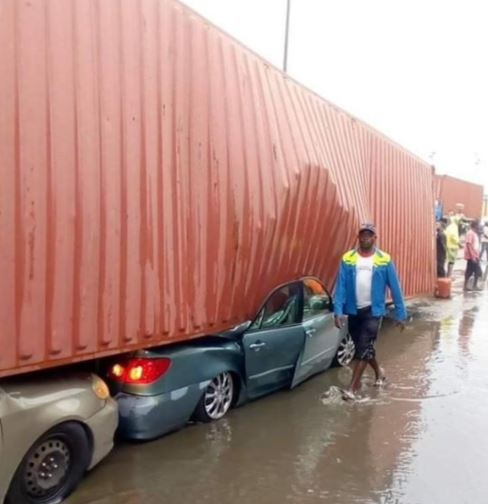 Drame / Un conteneur chute et écrase plusieurs véhicules en circulation à Apapa ce samedi (Photos)