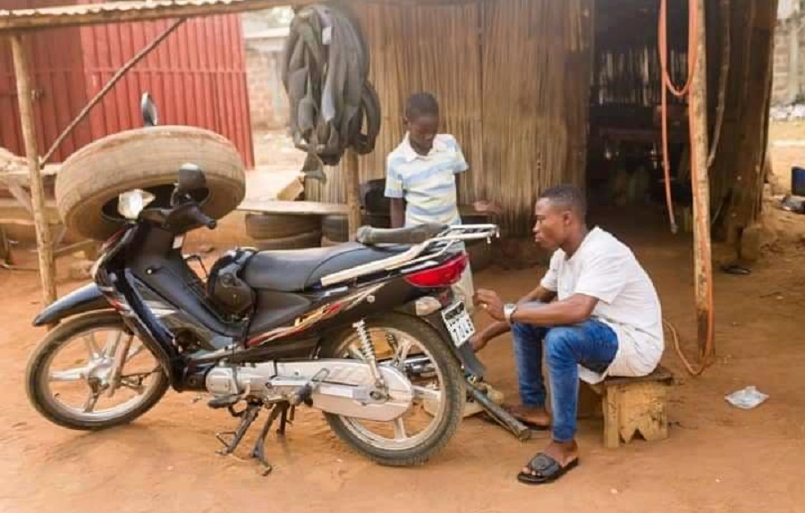 Bénin : Bonne nouvelle pour Dj Couclick ; il reçoit, en don, un atelier flambant neuf (photos)