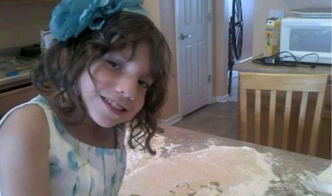 Leur petite fille adoptive de 6 ans était en réalité une naine sociopathe d’au moins 22 ans