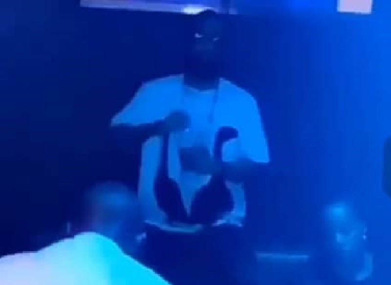 Fally Ipupa : la réaction de la star lorsqu’on passe un morceau de Ferre Gola (vidéo)