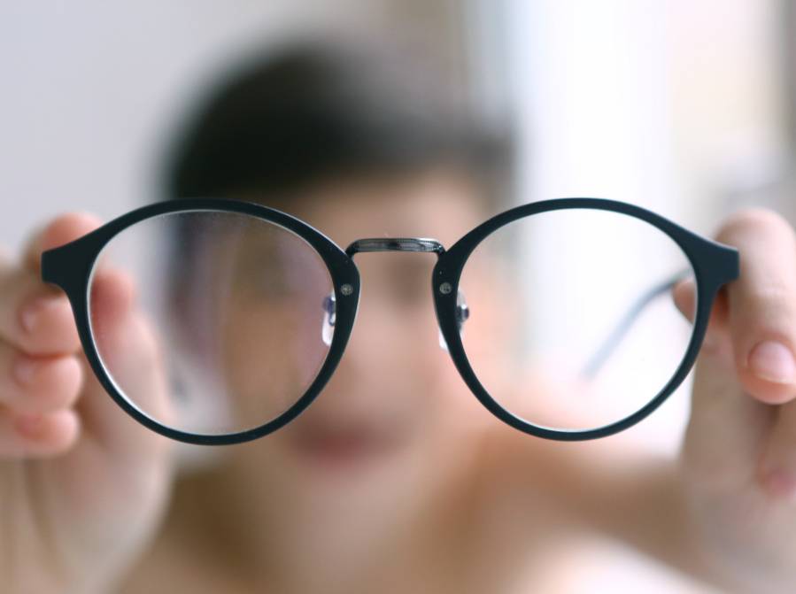 Port de masque : L’astuce pour empêcher la buée sur vos lunettes