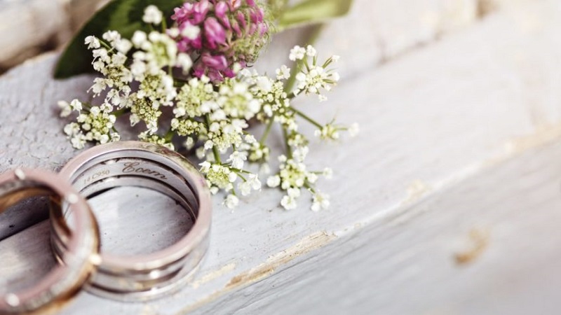 Un nouveau marié tabassé et expulsé de son propre mariage par les invités