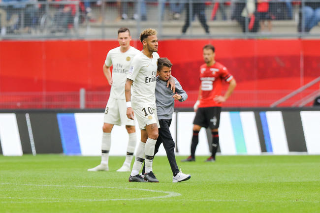 Neymar : les bras ouverts de la star pour les enfants, véritable frayeur pour la sécurité