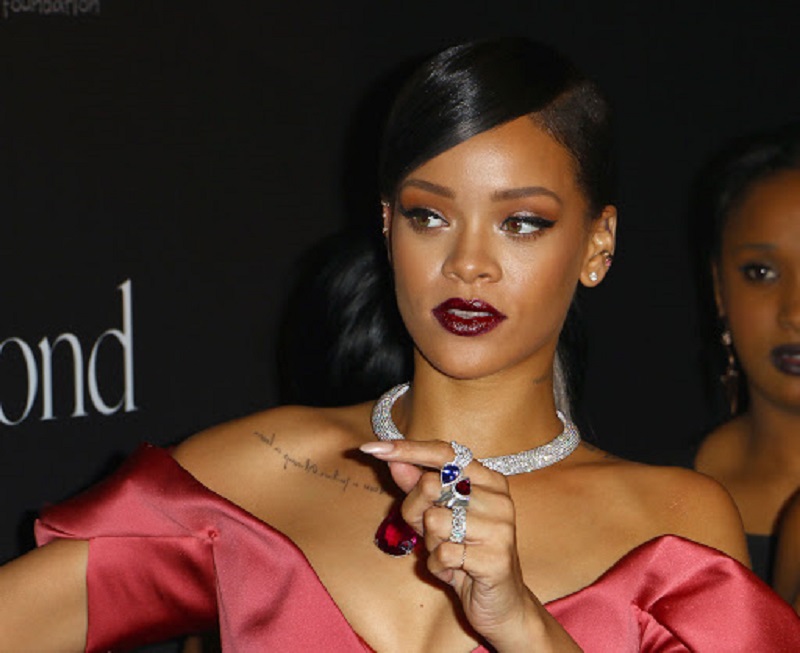 Rihanna : les fans de la star lui demandent de sauver le monde