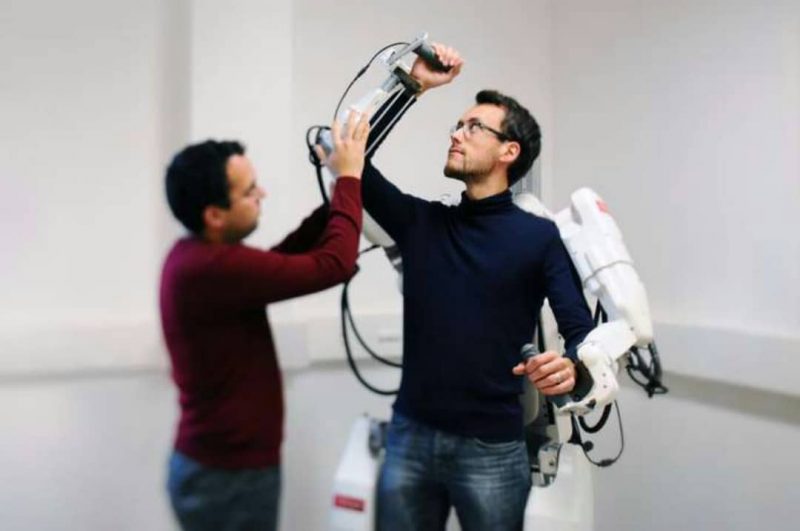 Un patient tétraplégique a réussi à marcher grâce à un exosquelette connecté à son cerveau