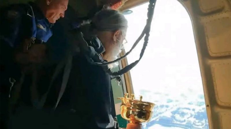 Des prêtres déversent de l’eau bénite sur une ville depuis un avion pour éradiquer l’alcoolisme