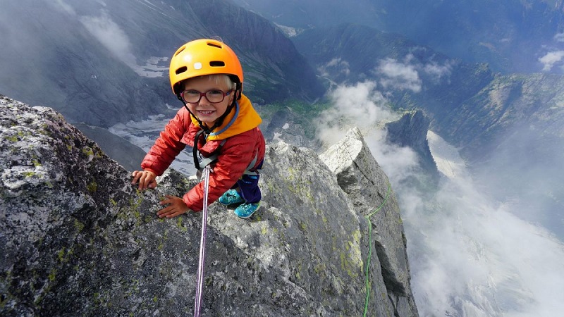 A 3 ans, il devient la plus jeune personne à atteindre le sommet d’une montagne de 3300 m