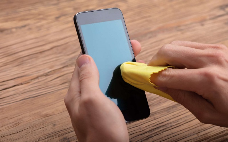 Covid-19 : voici combien de temps le virus reste sur les billets et les écrans de smartphone
