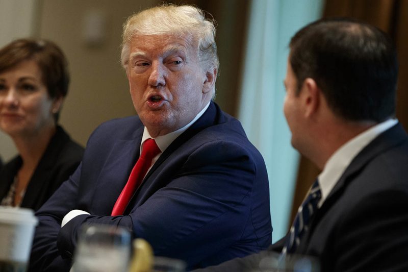 Donald Trump suggère de lâcher des bombes nucléaires pour arrêter les ouragans