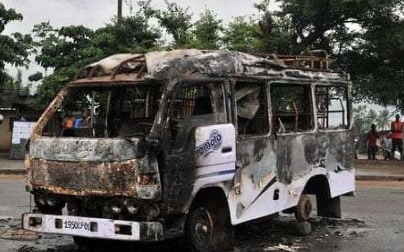 Tension en Côte d’Ivoire : des véhicules de transport en commun incendiés