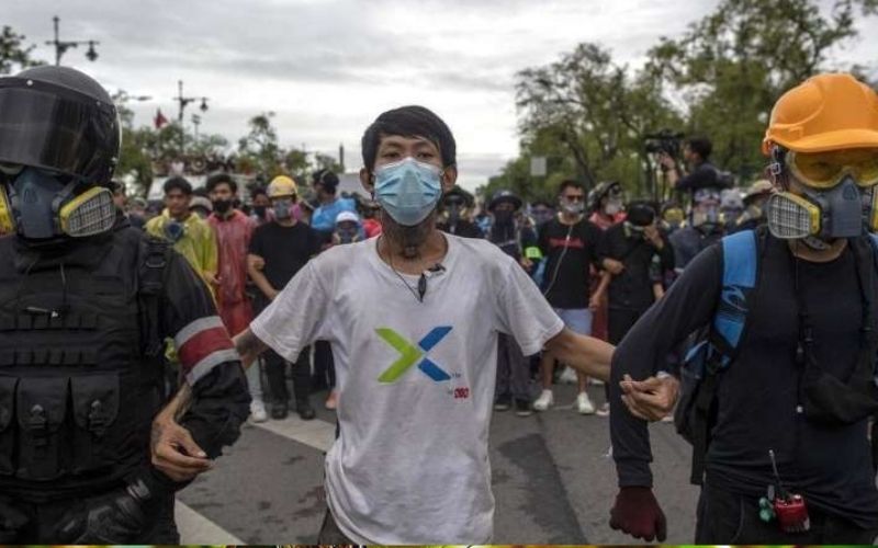 Thaïlande : des milliers de manifestants défient la monarchie