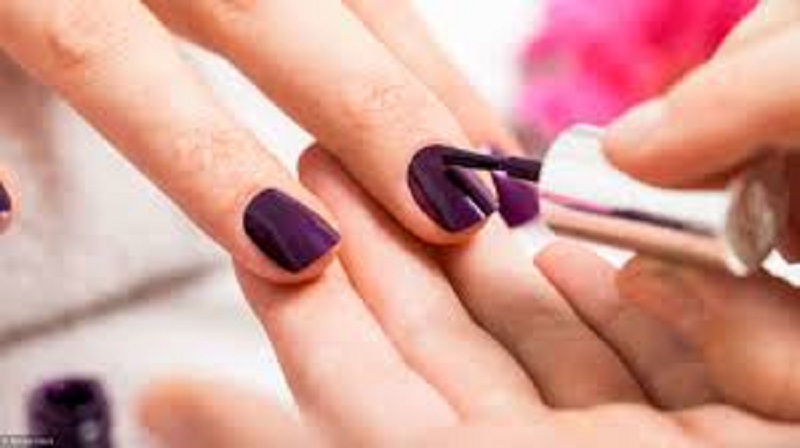 Polémique aux USA : un adolescent exclu de son lycée pour avoir mis du vernis à ongles