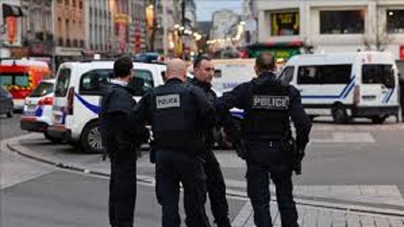Un homme tente de percuter des policiers pour empêcher l’arrestation de son frère