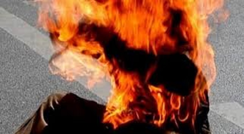 Ils brûlent une personne ; la cour estime que ce n’est pas un acte barbare