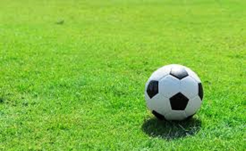Football : un joueur sanctionné pour avoir embrassé le ballon