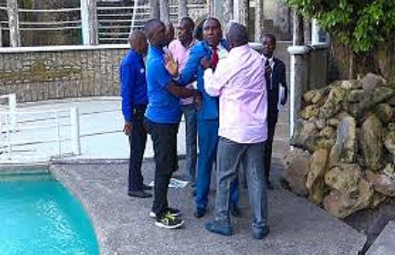 Congo : la vidéo d’un ministre qui frappe 2 membres dissidents de son parti fait scandale
