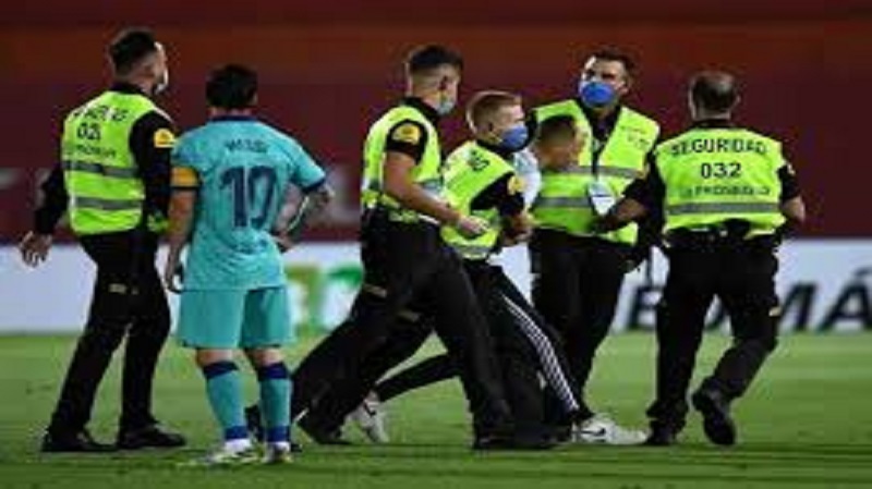 Majorque-Barça : un supporter entre sur la pelouse malgré le huis clos