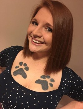 Angleterre : Une femme se tatoue les seins, elle va vite le regretter (photos)