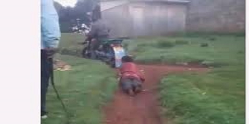 Kenya : une femme traînée par terre par un policier à moto (vidéo)