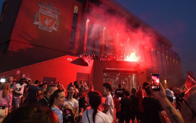 [vidéo] Premier League : les supporteurs de Liverpool en liesse après le titre