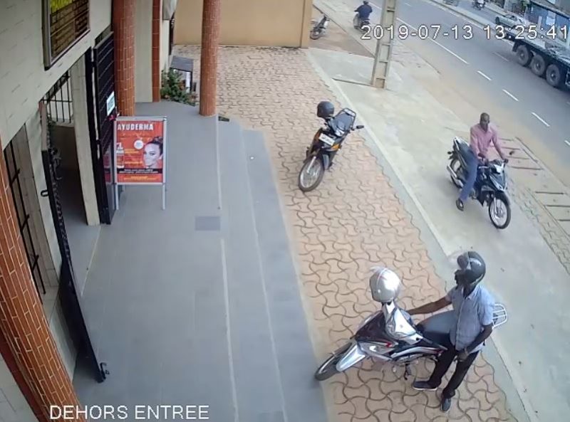[vidéo] La scène du vol d’une moto en pleine journée indigne les internautes