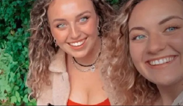 2 filles se rencontrent par hasard et restent sans voix tellement elles se ressemblent physiquement