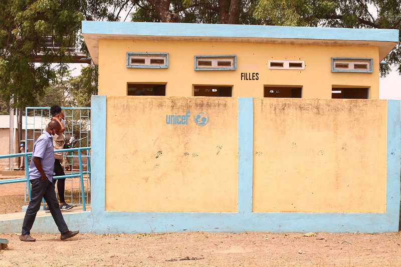 Togo : l’Unicef appuie l’Etat pour la construction des latrines dotées de dispositif de biogaz pour alimenter les cantines scolaires et les ménages