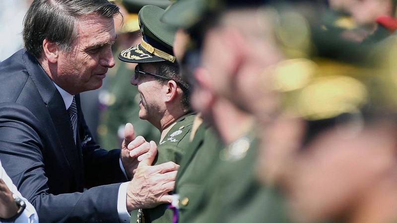 Brésil : les chefs de l’armée démissionnent en pleine crise politique