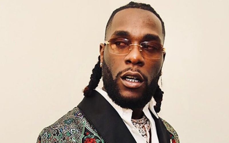 Des photos de Burna Boy en compagnie d’un producteur canadien avec un grand sac de weed à la main choquent plus d’un