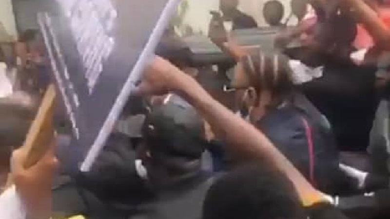 Star : Burna boy étouffé par une foule dans les rues de Lagos (vidéo)