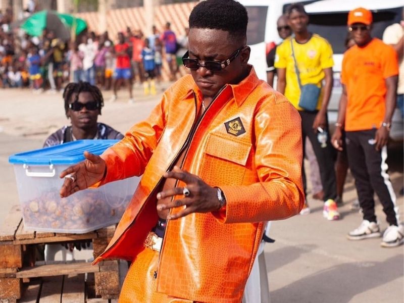 Côte d'Ivoire Fior de Bior crée le buzz en portant un habit rempli de Gnonmi avec lait (photos)