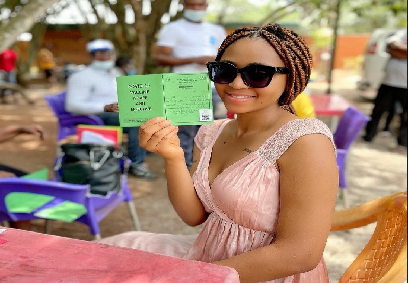 Covid-19 / Regina Daniels : son message après avoir reçu le vaccin met en rage les Nigérians