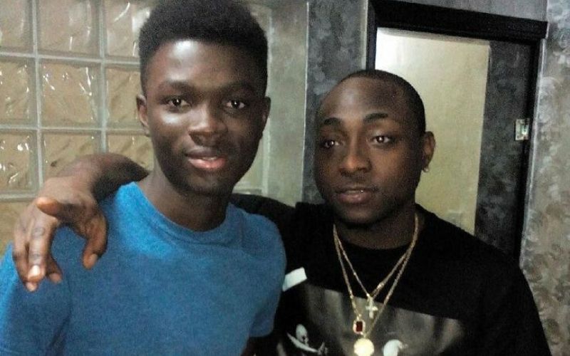 Davido : la star surprend un fan qui avait abandonné ses études par manque de moyens