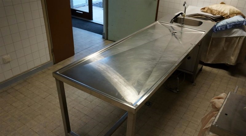 Déclaré mort, un homme redonne des signes de vie sur la table d’autopsie