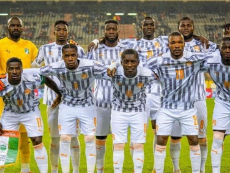 Côte d’Ivoire : bagarre entre les Éléphants après la victoire contre l’Algérie ? Serge Aurier et … aperçus en train d’enlever leur habit pour… (vidéo)