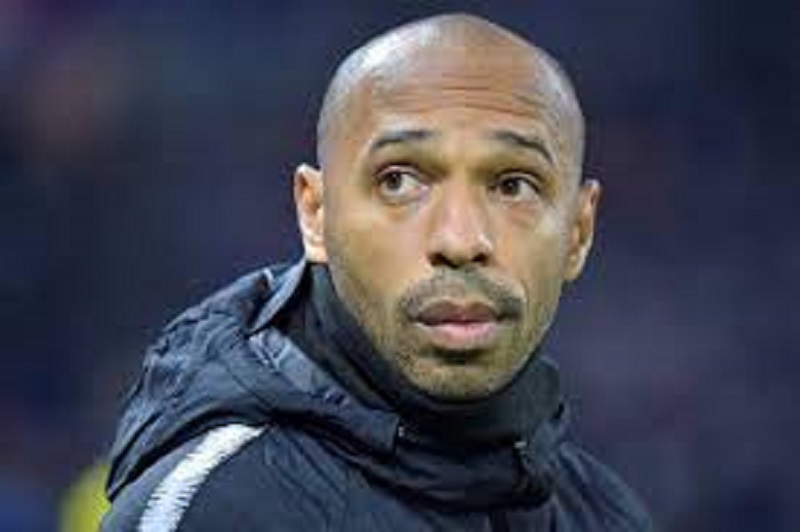 PL : Thierry Henry bousculé sur la marche