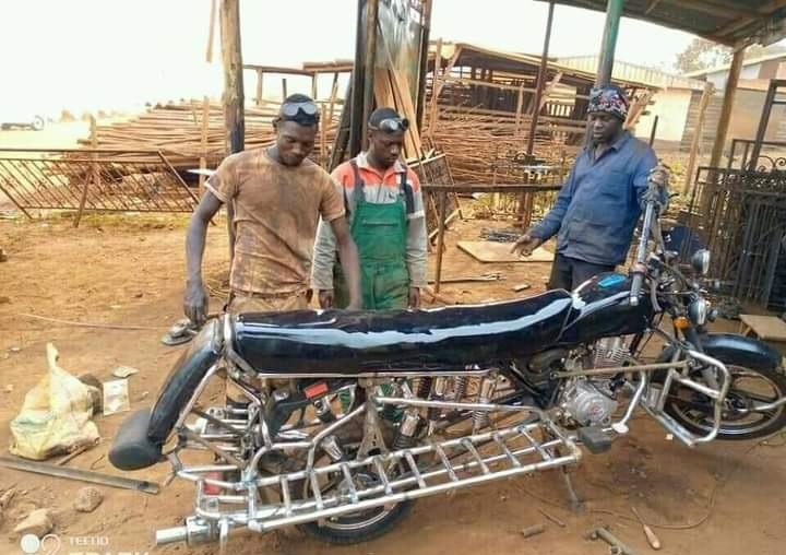 Ils transforment une moto de 2 places en une de 7 places (photos)