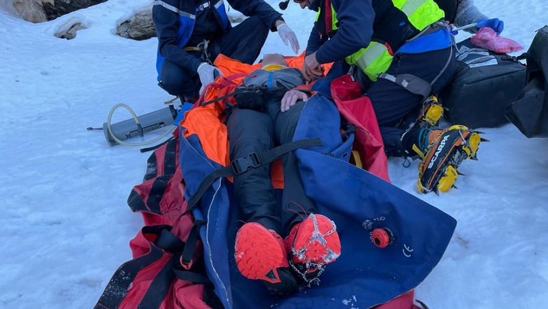 Insolite : il survit miraculeusement à une chute de 300 mètres dans les rochers