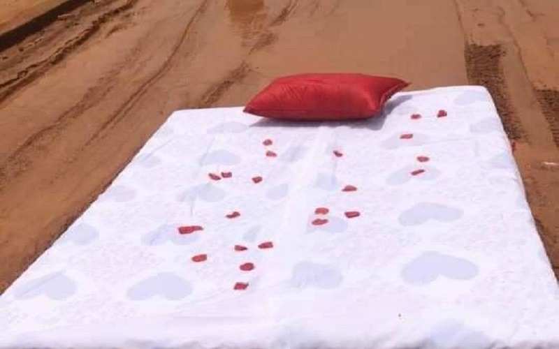 Insolite : un couple organise sa lune de miel sur une route boueuse pour cette raison (photo)