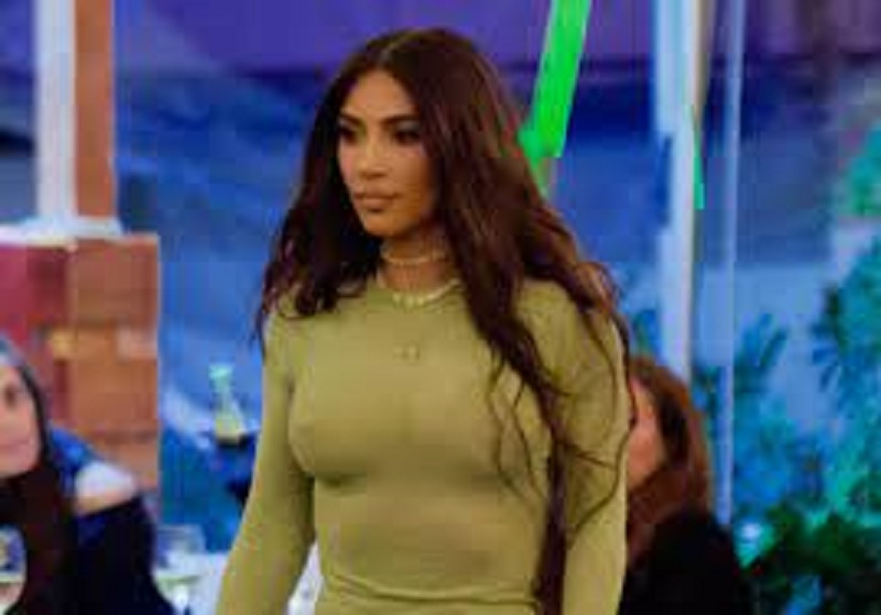 Kim Kardashian : la bombe s’est dévoilée au réveil dans un ensemble SKIMS torride ! (photo)