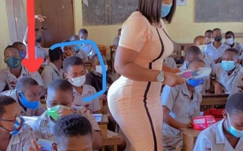 La photo d’une institutrice et ses élèves crée le buzz et suscite des commentaires