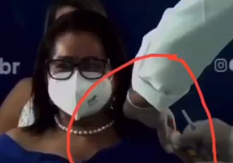 La vaccination d’une autorité sans contenu dans la seringue scandalise (vidéo)