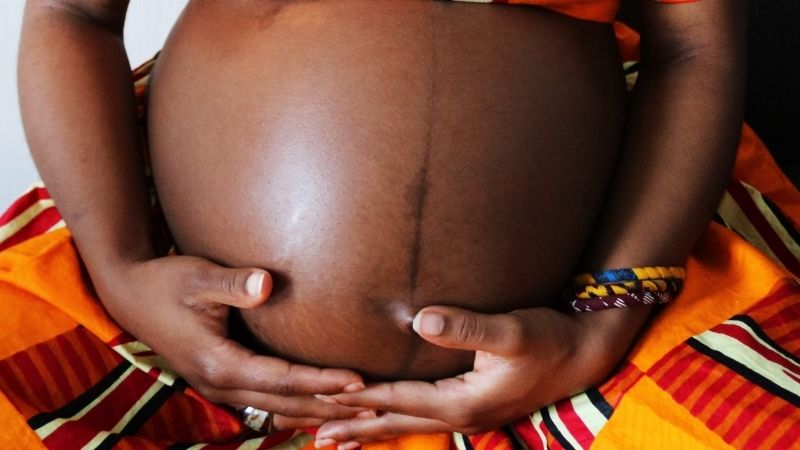 Pour punir sa femme enceinte de son ami, il entreprend de l’enterrer vivante