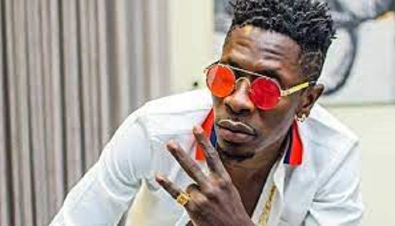 Shatta Wale : la star exhibe sa nouvelle Rolls Royce de plus de 170 millions FCFA (vidéo)