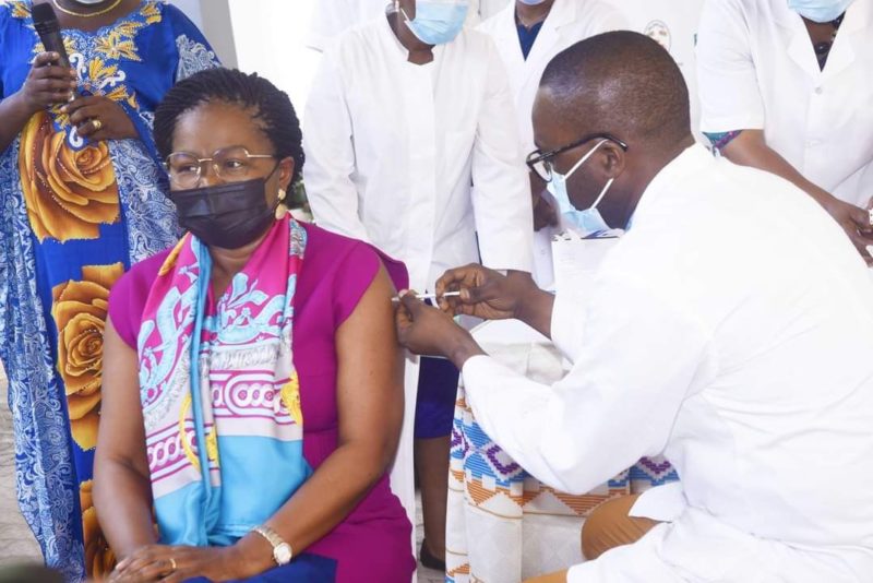 Togo / Vaccin contre le Covid-19 : Victoire Tomegah-Dogbé montre l’exemple (Photo)