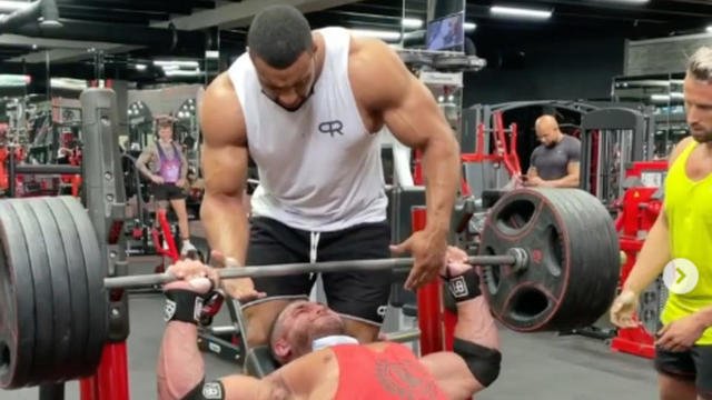 [Vidéo] : Un bodybuilder se déchire la poitrine en soulevant un haltère ; âmes sensibles…s’abstenir