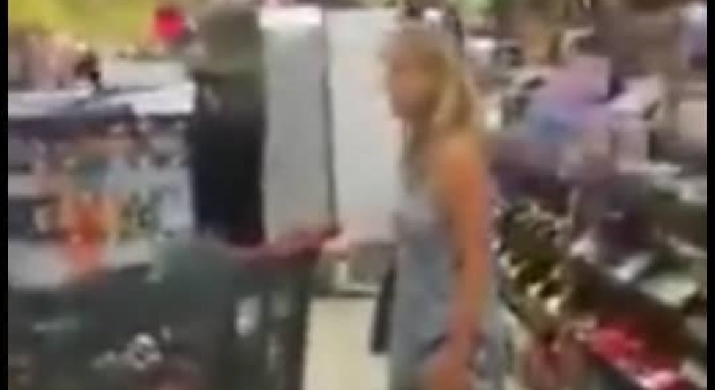 Une femme se sert de sa petite culotte en guise de masque dans un supermarché (vidéo)